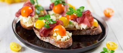 Bresaola Tomaten Mozzarella Crostini