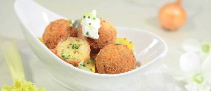 Frittierte Mozzarella-Bällchen auf Paprikasalat