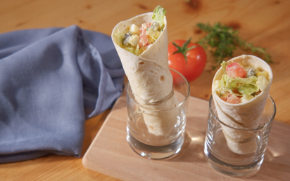 Wrap mit Emmentaler, Salat und Ei