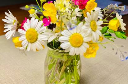 Wildblumenstrauß im Glas