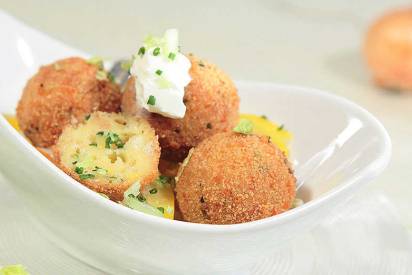 Frittierte Mozzarella-Bällchen auf Paprikasalat