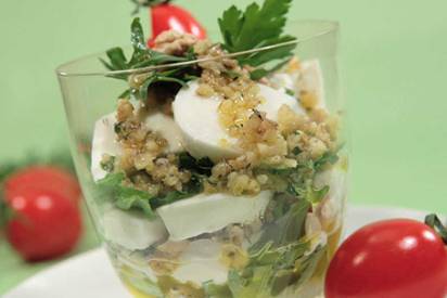 Mozzarella-Salat im Glas mit Petersilie-Nusspesto und Rucola