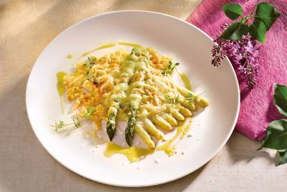 Grüner und weißer Spargeln mit Emmentaler und Brösel überbacken Header