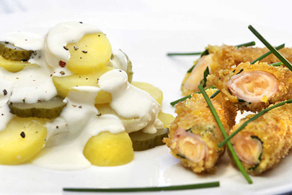 Knusprige Käse-Schinken-Sticks mit Kartoffelsalat Header