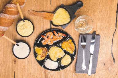 Raclette mit Garnelen und Früchten