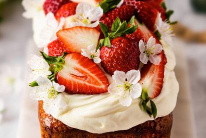 srd_header_Sauerrahm-Becherkuchen mit Erdbeeren