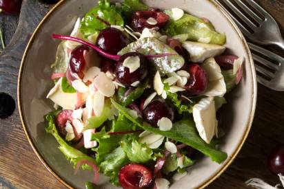 srd_sommerlicher-camembert-kirschen-salat_header.jpg