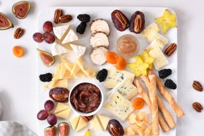 Edle Festtagsplatte mit verschiedenen Schärdinger Produkten