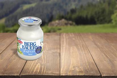 Das Bild zeigt das Bergbauern Joghurt Natur mit der VKI Testsieger Plakette