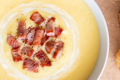 Das Bild zeigt die Schärdinger Käsesuppe mit Speck