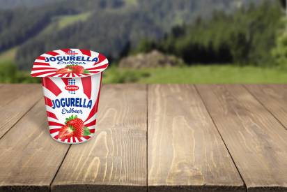 Das Bild zeigt das Schärdinger Jogurella in der Sorte Erdbeer