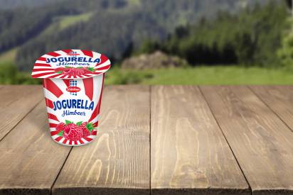 Das Bild zeigt das Schärdinger Jogurella in der Sorte Himbeer