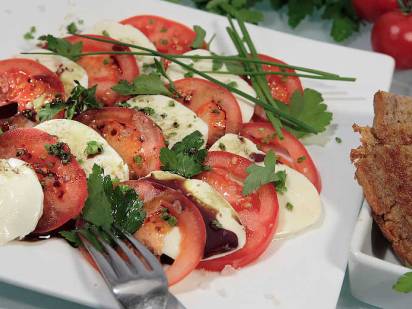 Insalata Caprese mit Kürbiskernöl und Petersilie