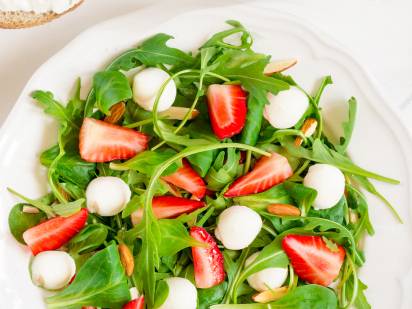 Salat mit Mozzarella & Erdbeeren