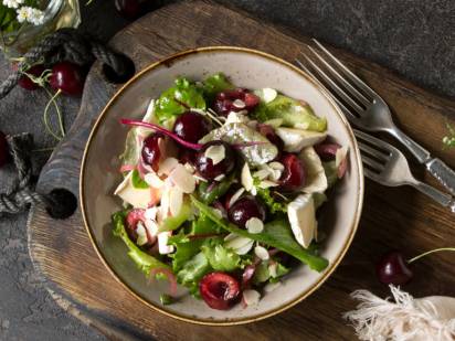 srd_sommerlicher-camembert-kirschen-salat_teaser.jpg