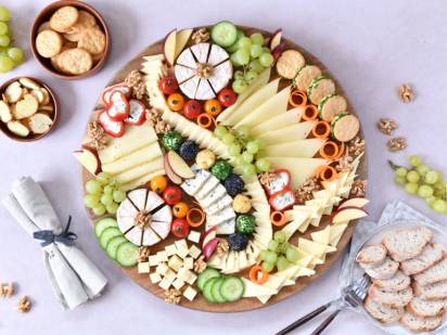 Bunte Brunchplatte mit verschiedenen Schärdinger Produkten