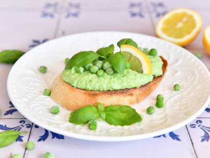 Erbsentoast mit Landfrischkäse