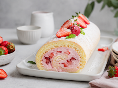 Erdbeer-Topfen-Biskuitroulade