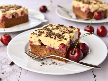 Das Bild zeigt die Stracciatella-Kirschschnitten mit CremiG Vanille